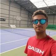 Profesor titulado por la FTCV, doy clases particulares de tenis. Objetivo: mejorar y disfrutar de este deporte